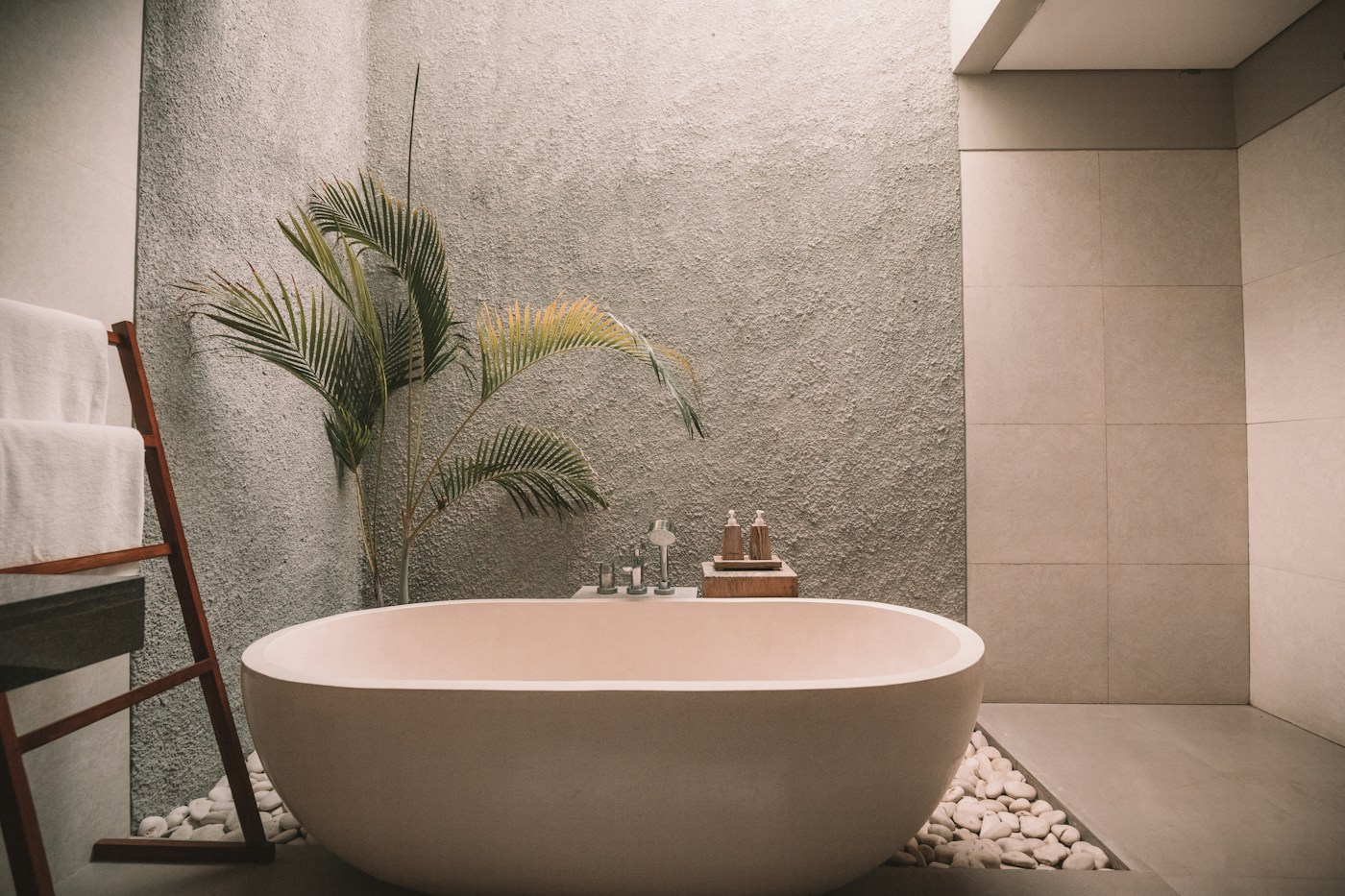 Warm and modern bathroom design
